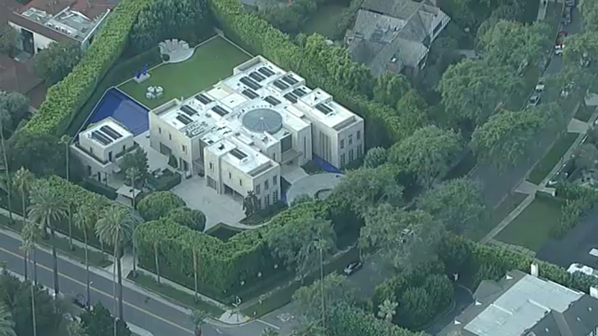 FBI serves search warrant tied to Eric Swalwell investigation at mansion in Beverly Hills
       — Libertyville Community news