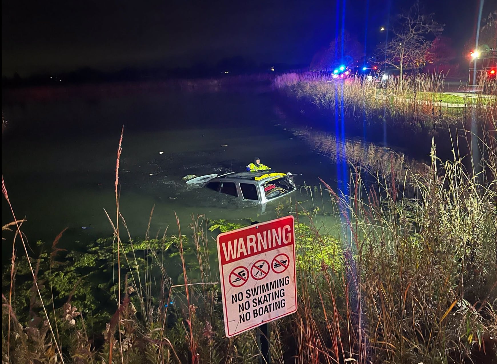 Car crashes into retention pond in Volo — Libertyville Community news