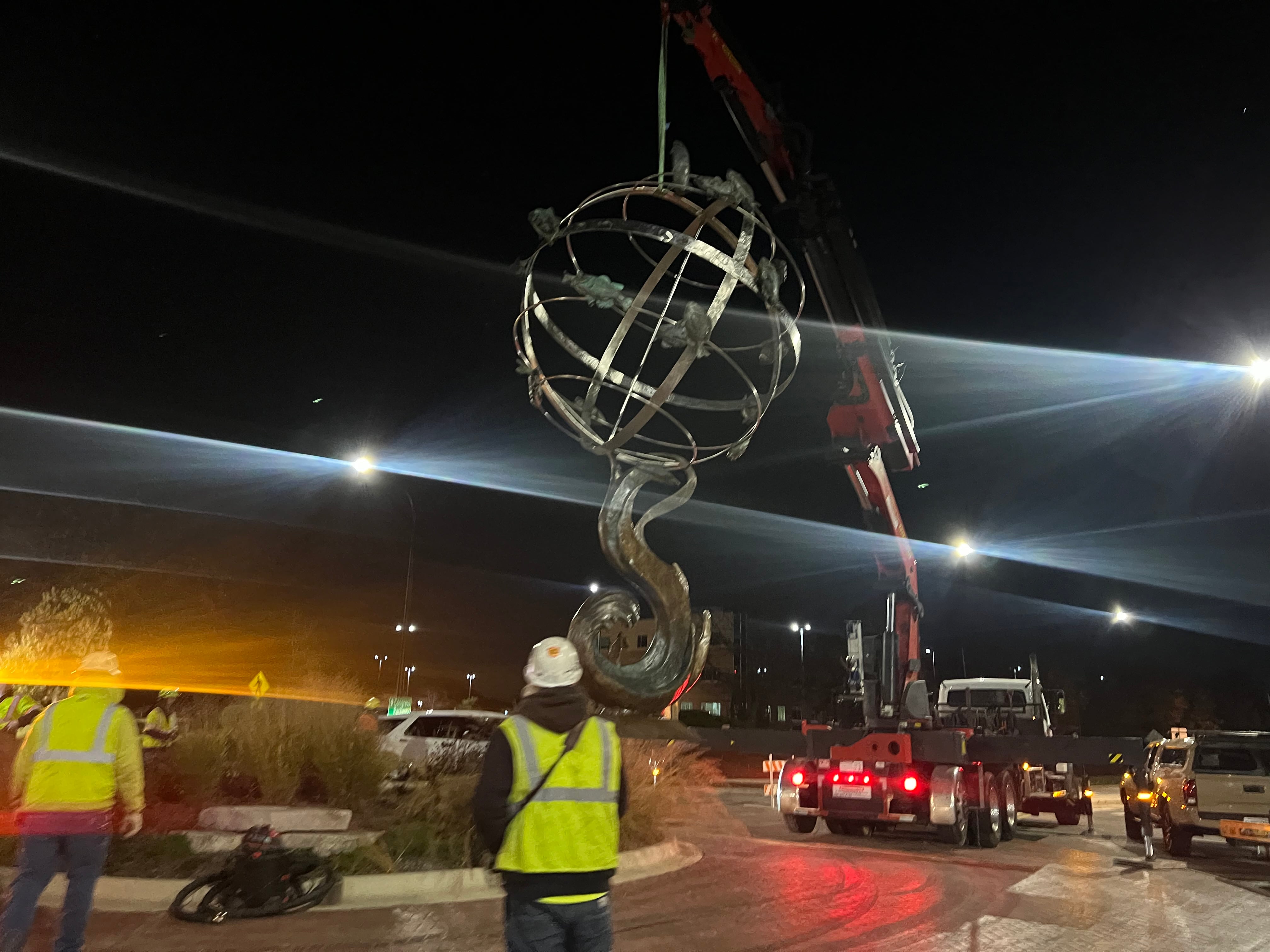 Crystal Lake’s new roundabout sculpture, by local artist, installed overnight — Libertyville Arts news